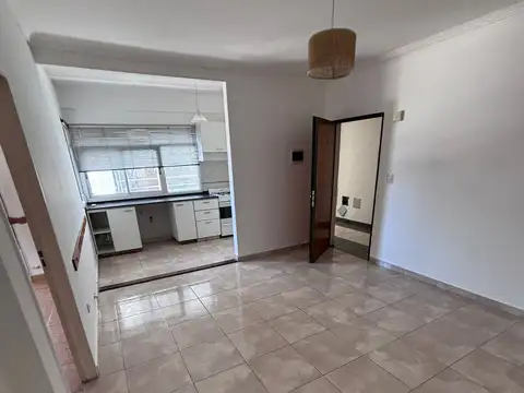 2 AMBIENTES EN ALQUILER CON COCHERA CUBIERTA Y BALCÓN – VILLA LURO
