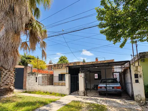 VENTA - CASA A RECICLAR DE 2 DORMITORIOS CON COCHERA Y JARDIN - BARRIO BELGRANO