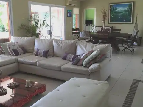 Casa en Alquiler con 2 cocheras