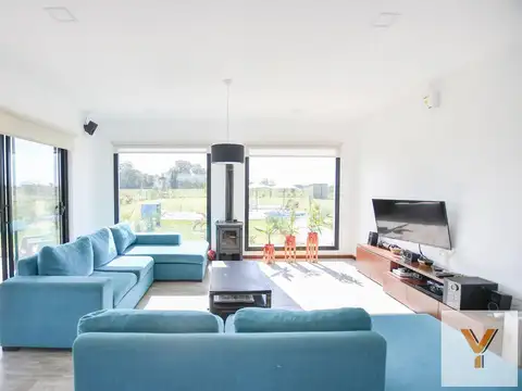 Casa en Venta con 2 cocheras