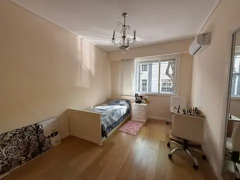 Excelente Piso 4 Ambientes al Frente con Balcon y Patio