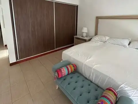 Casa en Alquiler con 1 cochera