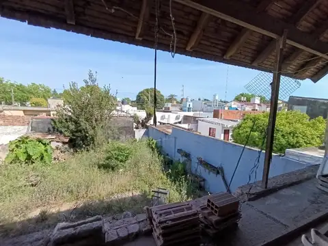 Casa 8 ambientes con 2 baños