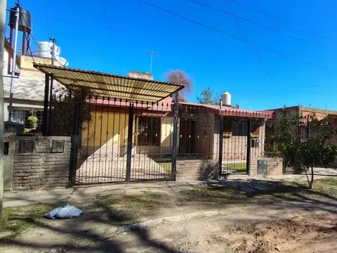 EN VENTA CASA PARQUE FUTURA 3 DORM COCHERA PATIO