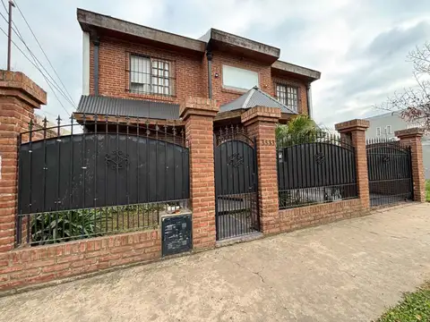 VENTA CASA 6 AMB - JARDIN Y PILETA