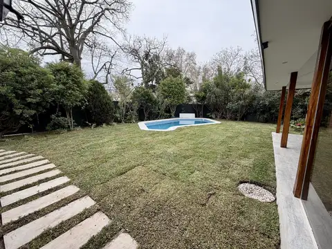 Casa en venta y alquiler con 3 dormitorios en suite, jardín, piscina y garage en Martinez.