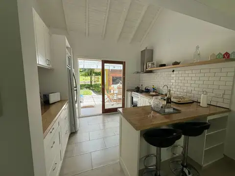 Casa tres dormitorios con piscina cerca del mar