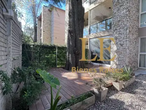 Venta departamento 3 ambientes con jardín y cochera