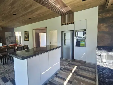 Casa en Alquiler con 2 cocheras