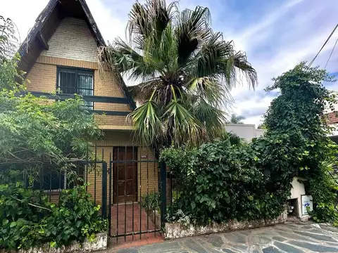 Casa De 6 Ambientes Apta A Crédito