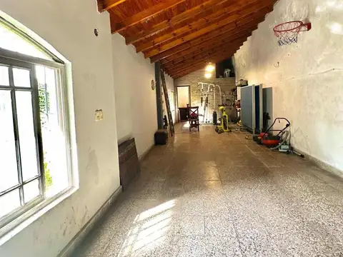 Casa 6 ambientes con 2 baños
