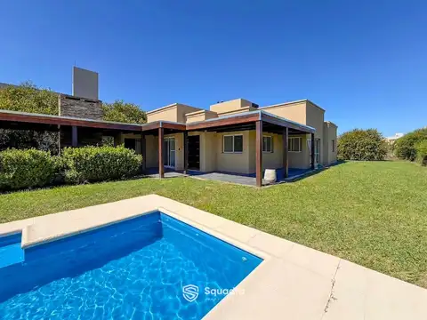 VENTA | PERMUTA - Casa de 3 dormitorios, jardín y piscina - Puerto Roldán - APTO CRÉDITO.