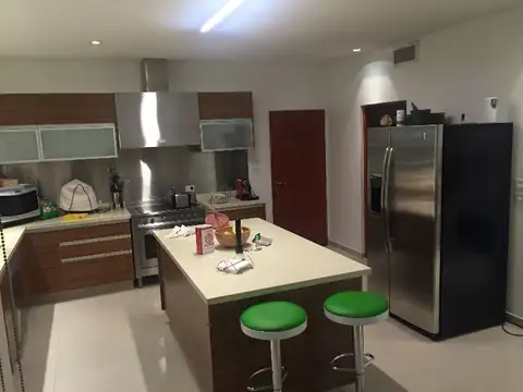 IMPECABLE CASA MODERNA EN BARRANCAS DE IRAOLA