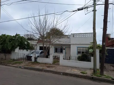 CASA 3 AMBIENTES VENTA CON JARDIN BANFIELD