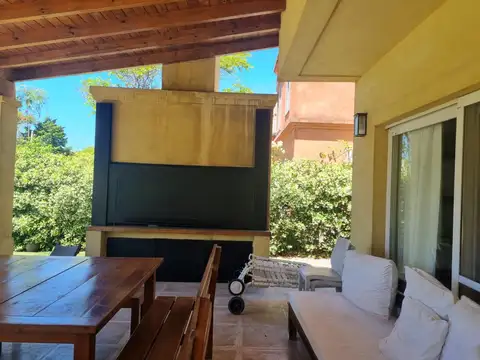 Casa en alquiler de verano en Laguna del Sol, lote interno, 4 dorm,enero U$S 5.800/febrero U$S 4.800