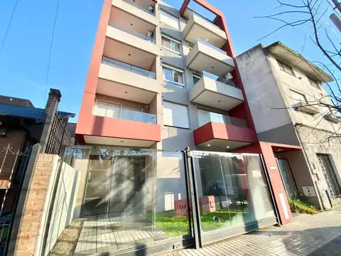 Departamento 2 ambientes con cochera y baulera.