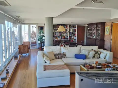 Duplex en piso muy alto con excelente luz y vista 4 dormitorios Cochera fija Recoleta