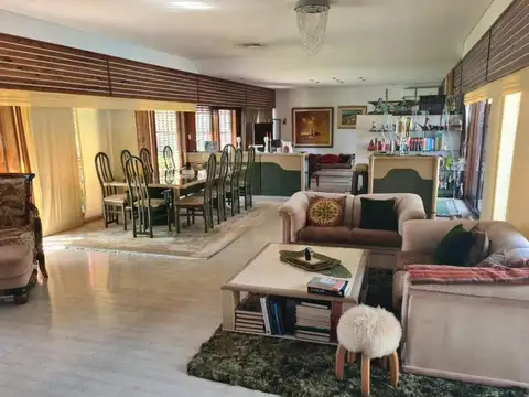Casa 5 ambientes con 4 baños