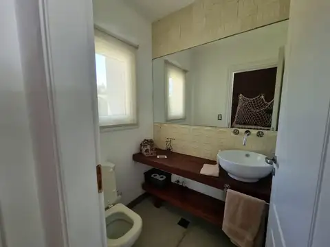 Casa 4 ambientes con 2 baños