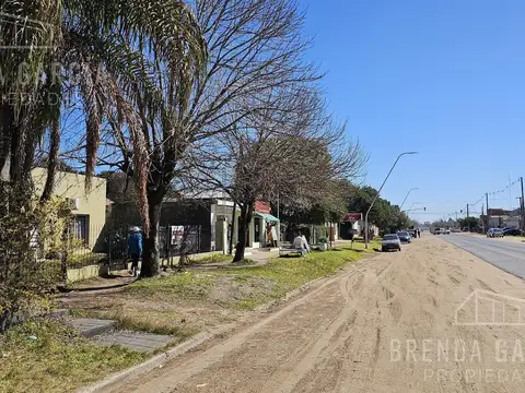 Terreno Amplio Con Salida A Dos Calles En Venta
