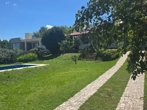 Casa 6 ambientes con 2 baños