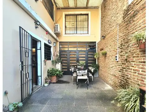 HERMOSA CASA SOBRE AVENIDA. 4 DORMITORIOS