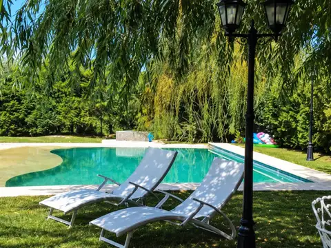 Casa de 5 ambientes con pileta en venta