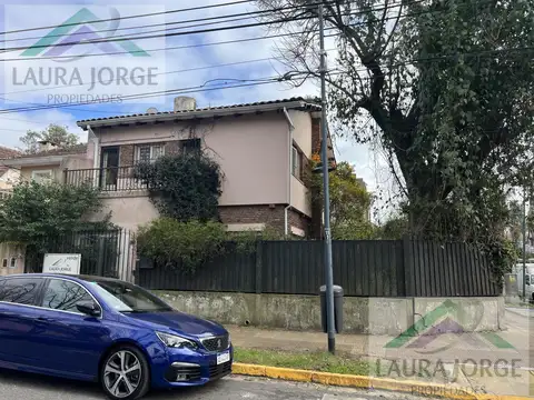F. Borges al 1100 esquina Salta