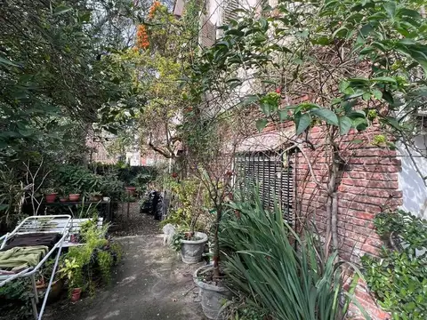 F. Borges al 1100 esquina Salta