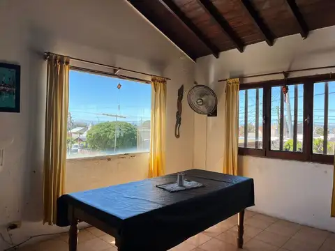 Casa 9 ambientes con 4 baños