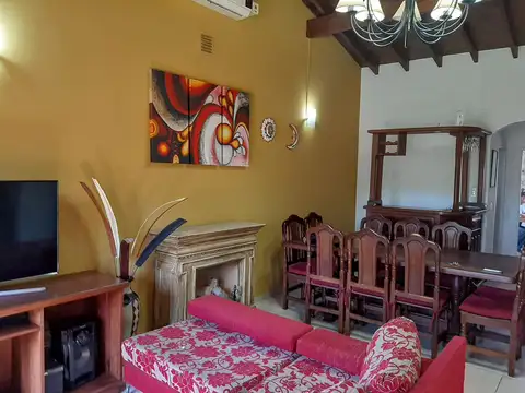 Casa 5 ambientes con 2 baños