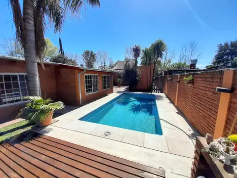 VENTA CASA CON PILETA BUENA ZONA MORENO