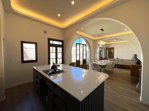 ESPECTACULAR CASA 3 DORMITORIOS CON GARAGE Y PILETA.