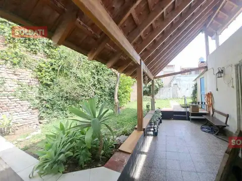 EN VENTA CASA 5 AMBIENTES CON JARDIN PATERNAL