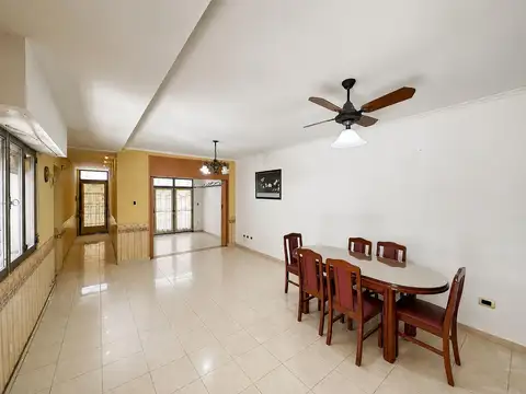 VENTA – CASA DE 2 DORMITORIOS CON COCHERA Y PATIO – BARRIO ECHESORTU