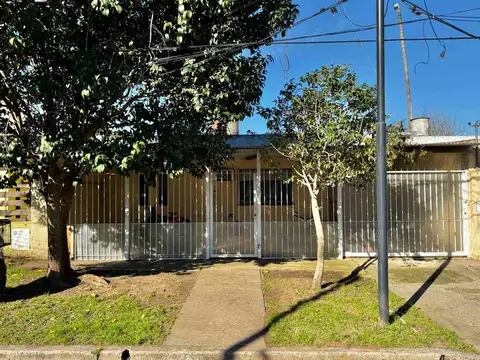 CASA EN VENTA EN PERGAMINO CON PILETA