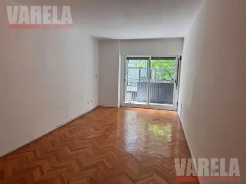 Departamento de 4 ambientes al frente con cochera - Se vende con renta