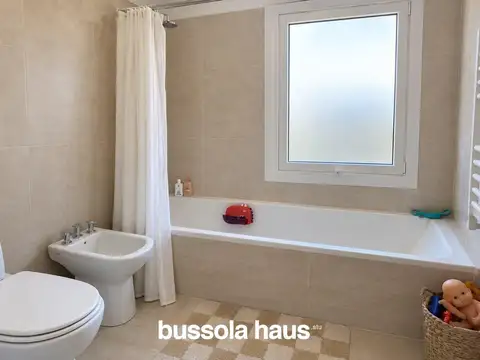 Casa en Alquiler con 1 cochera