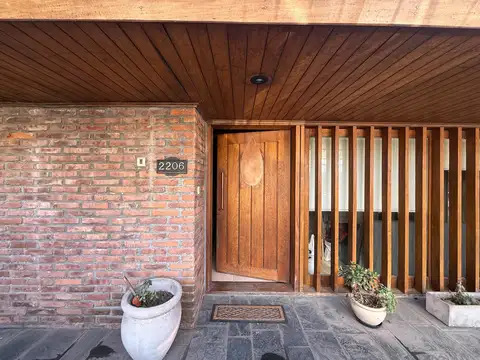 Aguado al 2200 y Del Arca
