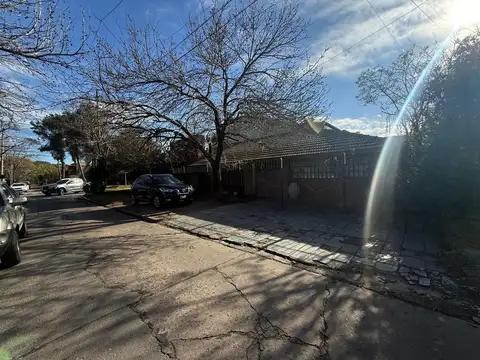 Aguado al 2200 y Del Arca