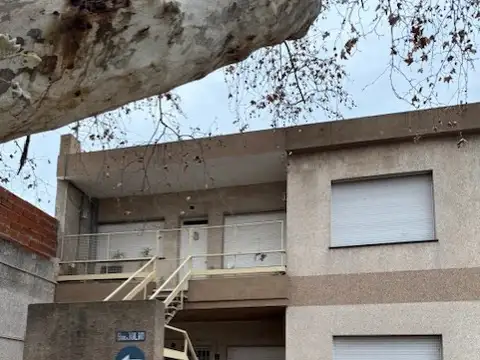 casa en PB con jardin al ingreso de uso comun y espacio para vehiculo