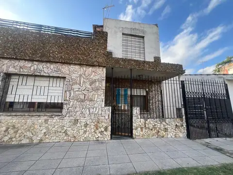 CASA EN VENTA 4 AMB PODESTA/COCHERAS/QUINCHO