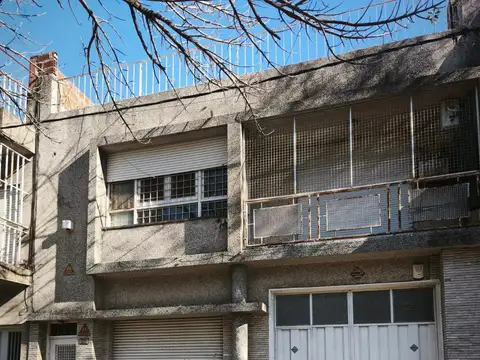 Alquilo casa en planta alta de 2 dormitorios con patio y terraza