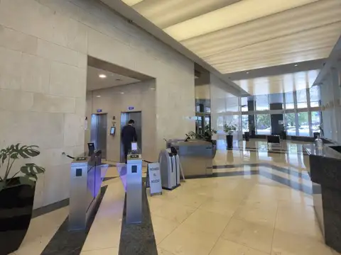 Oficina en Alquiler con 18 cocheras