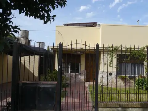 Casa en Venta - 2 Dormitorios 1 Baño - 180mts - Lomas De Zamora (Partido) - Lavallol