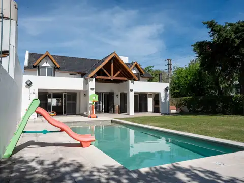 Casa en Venta con 2 cocheras