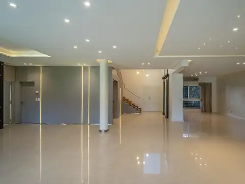 Casa en Venta con 4 cocheras