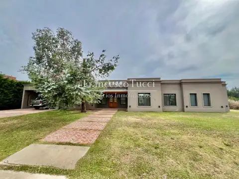 Casa en venta 5 ambientes con pileta en Santa Irene