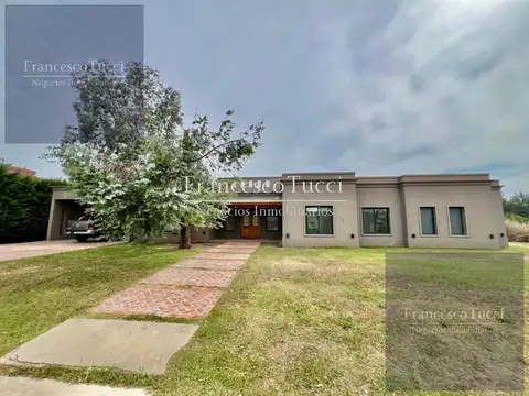 Casa en venta 5 ambientes con pileta en Santa Irene