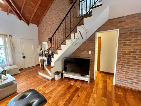 Casa en Alquiler con 2 cocheras